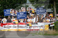 NEWS - Berlin: Fans verfolgen das TV Duell Merkel Schulz