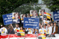 NEWS - Berlin: Fans verfolgen das TV Duell Merkel Schulz