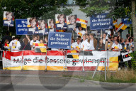 NEWS - Berlin: Fans verfolgen das TV Duell Merkel Schulz