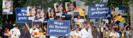 NEWS - Berlin: Fans verfolgen das TV Duell Merkel Schulz