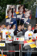 NEWS - Berlin: Fans verfolgen das TV Duell Merkel Schulz