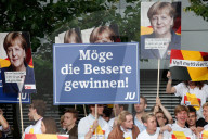 NEWS - Berlin: Fans verfolgen das TV Duell Merkel Schulz