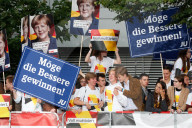 NEWS - Berlin: Fans verfolgen das TV Duell Merkel Schulz