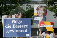 NEWS - Berlin: Fans verfolgen das TV Duell Merkel Schulz