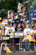 NEWS - Berlin: Fans verfolgen das TV Duell Merkel Schulz