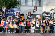 NEWS - Berlin: Fans verfolgen das TV Duell Merkel Schulz