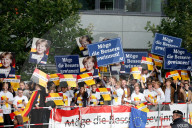 NEWS - Berlin: Fans verfolgen das TV Duell Merkel Schulz