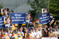 NEWS - Berlin: Fans verfolgen das TV Duell Merkel Schulz