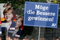 NEWS - Berlin: Fans verfolgen das TV Duell Merkel Schulz