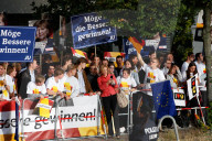 NEWS - Berlin: Fans verfolgen das TV Duell Merkel Schulz