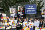 NEWS - Berlin: Fans verfolgen das TV Duell Merkel Schulz