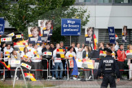 NEWS - Berlin: Fans verfolgen das TV Duell Merkel Schulz