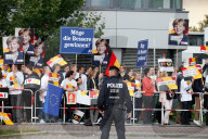 NEWS - Berlin: Fans verfolgen das TV Duell Merkel Schulz