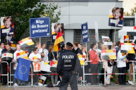 NEWS - Berlin: Fans verfolgen das TV Duell Merkel Schulz