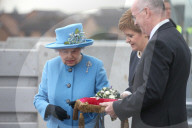 PEOPLE - Königin Elizabeth mit Prinz Philp bei der Eröffnung der Queensferry Crossing Brücke in Schottland