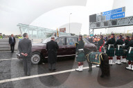 PEOPLE - Königin Elizabeth mit Prinz Philp bei der Eröffnung der Queensferry Crossing Brücke in Schottland