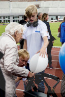 FEATURE - Fitte Senioren messen sich am Rollator-Rennen in Amsterdam