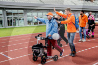 FEATURE - Fitte Senioren messen sich am Rollator-Rennen in Amsterdam