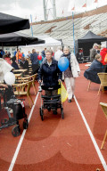 FEATURE - Fitte Senioren messen sich am Rollator-Rennen in Amsterdam