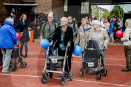 FEATURE - Fitte Senioren messen sich am Rollator-Rennen in Amsterdam
