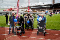 FEATURE - Fitte Senioren messen sich am Rollator-Rennen in Amsterdam