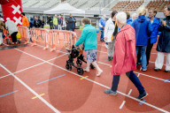 FEATURE - Fitte Senioren messen sich am Rollator-Rennen in Amsterdam
