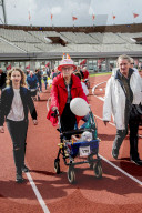 FEATURE - Fitte Senioren messen sich am Rollator-Rennen in Amsterdam