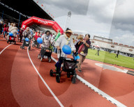 FEATURE - Fitte Senioren messen sich am Rollator-Rennen in Amsterdam