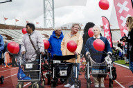 FEATURE - Fitte Senioren messen sich am Rollator-Rennen in Amsterdam