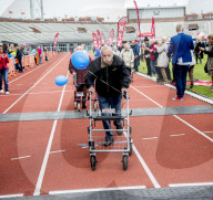 FEATURE - Fitte Senioren messen sich am Rollator-Rennen in Amsterdam