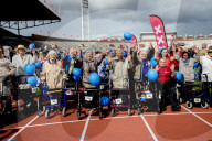 FEATURE - Fitte Senioren messen sich am Rollator-Rennen in Amsterdam