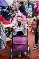 FEATURE - Fitte Senioren messen sich am Rollator-Rennen in Amsterdam