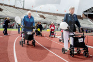 FEATURE - Fitte Senioren messen sich am Rollator-Rennen in Amsterdam