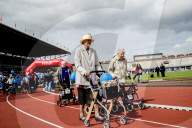 FEATURE - Fitte Senioren messen sich am Rollator-Rennen in Amsterdam