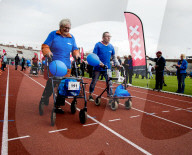 FEATURE - Fitte Senioren messen sich am Rollator-Rennen in Amsterdam