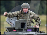 NEWS - Boris Johnson besucht britische NATO-Truppen