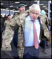 NEWS - Boris Johnson besucht britische NATO-Truppen