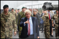 NEWS - Boris Johnson besucht britische NATO-Truppen