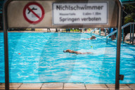 FEATURE - Hundeschwimmen im Freibad