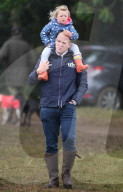 PEOPLE - Prinzessin Anne begleitet Zara Phillips und Familie ans Pferderennen