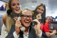 PEOPLE - "Charity Day" in London: Promis am Spendentelefon