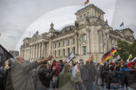 NEWS - Deutschland Wahlen: Marsch gegen Angela Merkel in Berlin