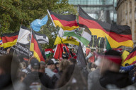 NEWS - Deutschland Wahlen: Marsch gegen Angela Merkel in Berlin