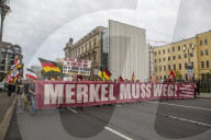 NEWS - Deutschland Wahlen: Marsch gegen Angela Merkel in Berlin