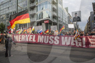 NEWS - Deutschland Wahlen: Marsch gegen Angela Merkel in Berlin