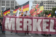 NEWS - Deutschland Wahlen: Marsch gegen Angela Merkel in Berlin
