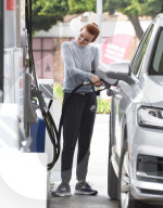PEOPLE - Marcia Cross betankt ihren SUV in Los Angeles