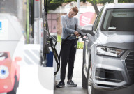 PEOPLE - Marcia Cross betankt ihren SUV in Los Angeles