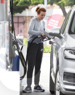 PEOPLE - Marcia Cross betankt ihren SUV in Los Angeles