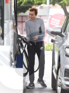PEOPLE - Marcia Cross betankt ihren SUV in Los Angeles